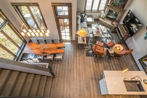 Flat-screen TV, fireplace, Hulu, streaming services