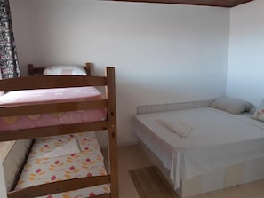 Suíte família | Frigobar, roupa de cama