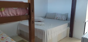 Suíte família | Frigobar, roupa de cama