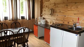 Familien-Ferienhütte | Eigene Küche | Kühlschrank, Herdplatte, Wasserkocher, Kochgeschirr/Geschirr/Besteck