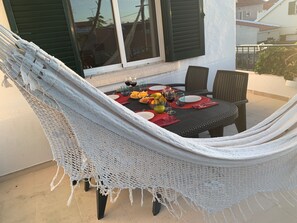 Outdoor dining - House BLZ Lisbon Beach - Oldhamii - Up to 5 Pax (Charneca da Caparica)