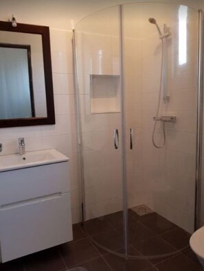 Bathroom - MARIA VILLA  NEGOMBO SUITE 8 (Negombo)