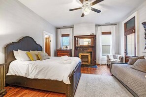3 bedrooms, desk, iron/ironing board, free WiFi