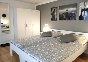 1 habitación, escritorio, tabla de planchar con plancha y wifi 
