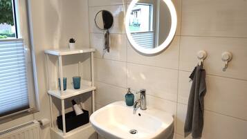 Dusche, Haartrockner, Handtücher, Toilettenpapier