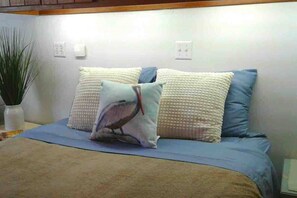 Tabla de planchar con plancha, wifi y ropa de cama