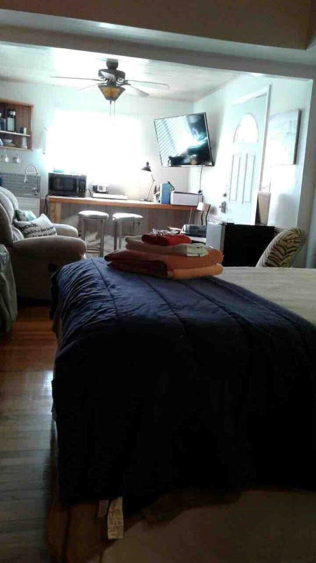 Planxa i posts de planxar, wifi i roba de llit 