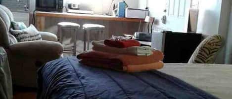 Planxa i posts de planxar, wifi i roba de llit