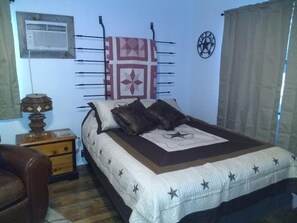 1 bedroom, WiFi, bed sheets - THE LONE STAR CABIN ONLY MINUTES FROM FIRST MONDAY TRADE DAYS (Canton)