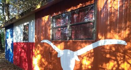 THE LONE STAR CABIN ONLY MINUTES FROM FIRST MONDAY TRADE DAYS