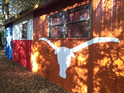 THE LONE STAR CABIN ONLY MINUTES FROM FIRST MONDAY TRADE DAYS