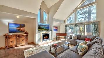 Télévision, cheminée, baby-foot