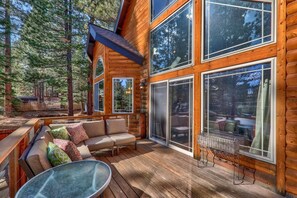 Terrace/patio - Sugar Pine Lodge: Hot Tub, Large Yard, Games (South Lake Tahoe)