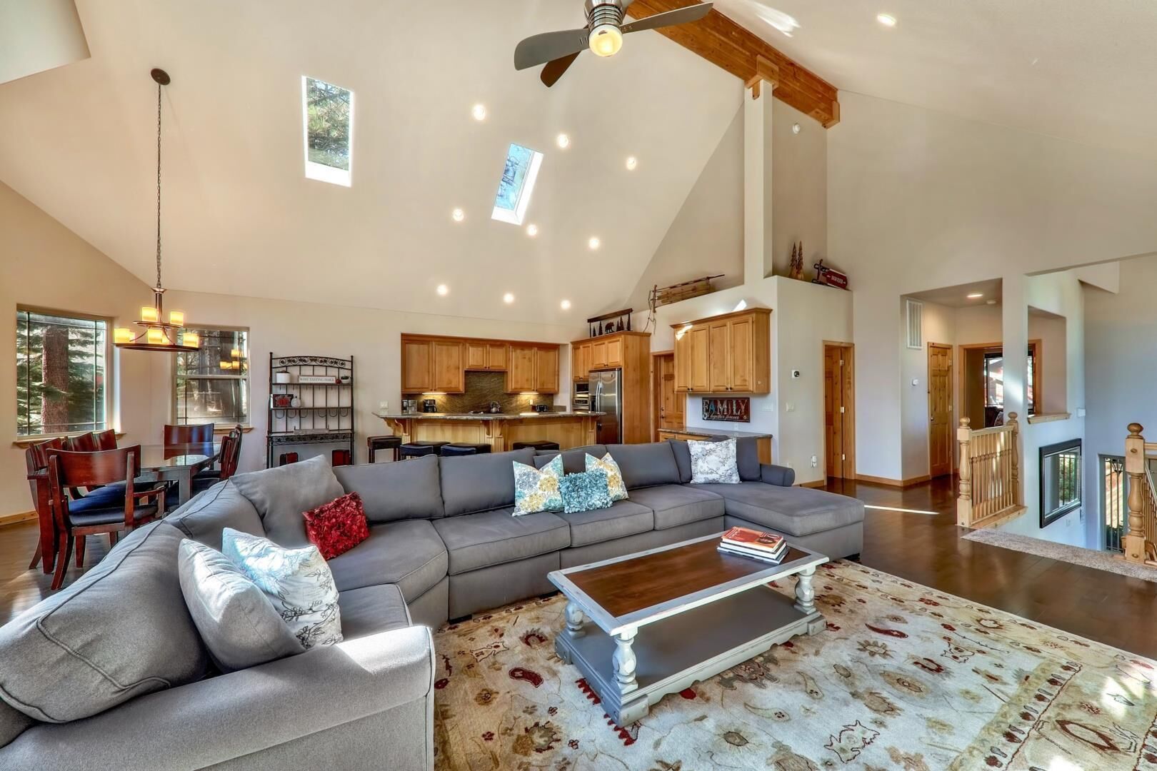 Télévision, cheminée, baby-foot