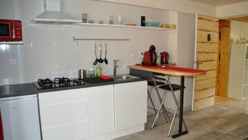 Réfrigérateur, micro-ondes, plaque de cuisson, cafetiÚre/bouilloire