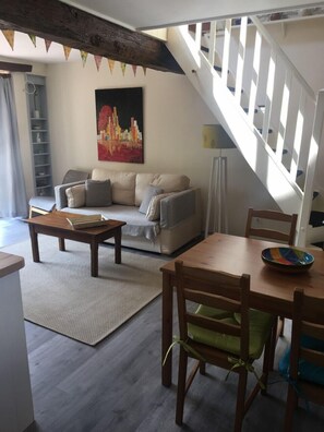 Televisie, een dvd-speler en boeken