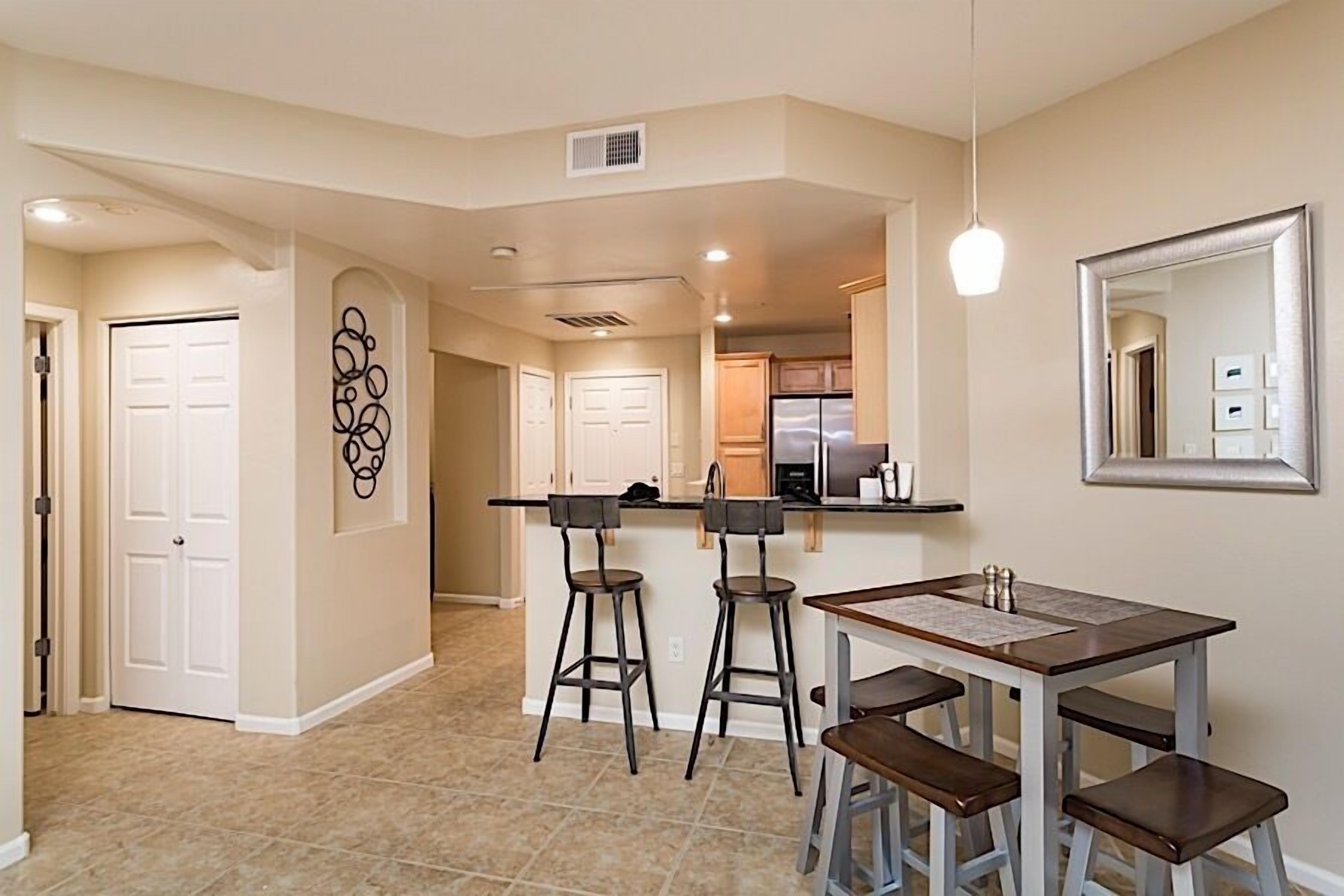 Robins Nest: Modern 2 BR Condo/ Community Pool/ Fitness/ Scottsdale