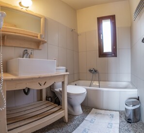 Combined shower/bathtub, hair dryer, towels, soap