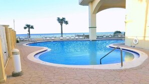 Piscine couverte, piscine extérieure