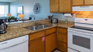 冷蔵庫、電子レンジ、オーブン、コンロ