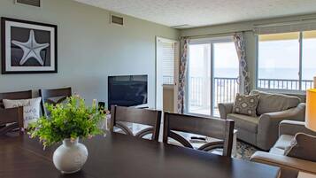 Een televisie en boeken