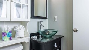 Bañera, secador de pelo, toallas