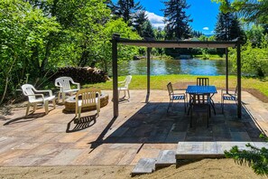 Outdoor dining - Large cabin with fast WiFi & outdoor dining area - direct access to Yakima River (Cle Elum)