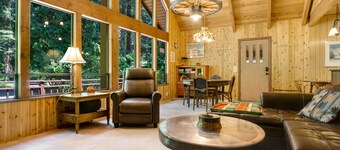 Large cabin with fast WiFi & outdoor dining area - direct access to Yakima River