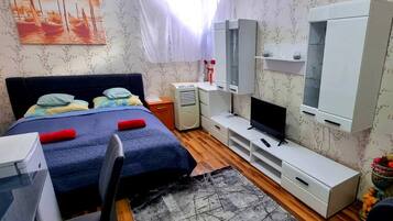 1 habitación, escritorio, tabla de planchar con plancha y wifi