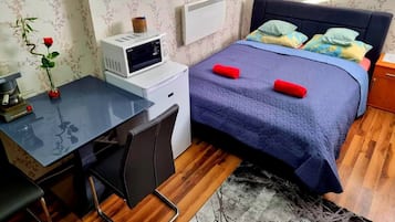 1 slaapkamer, een bureau, een strijkplank/strijkijzer, wifi