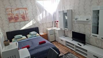 1 bedroom, desk, iron/ironing board, WiFi
