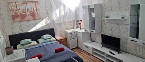 1 chambre, bureau, fer et planche à repasser, Wi-Fi