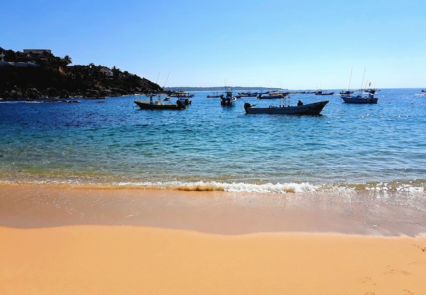 Ubicación cercana a la playa, arena blanca y 10 bares en la playa