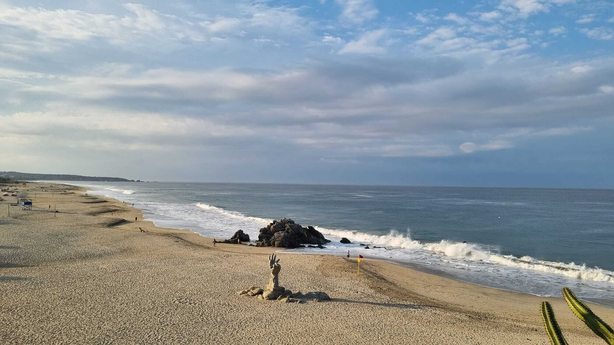 Beach nearby, white sand, 10 beach bars