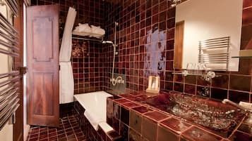 Camera doppia (Rose) | Bagno | Vasca, set di cortesia gratuito, asciugacapelli, accappatoio