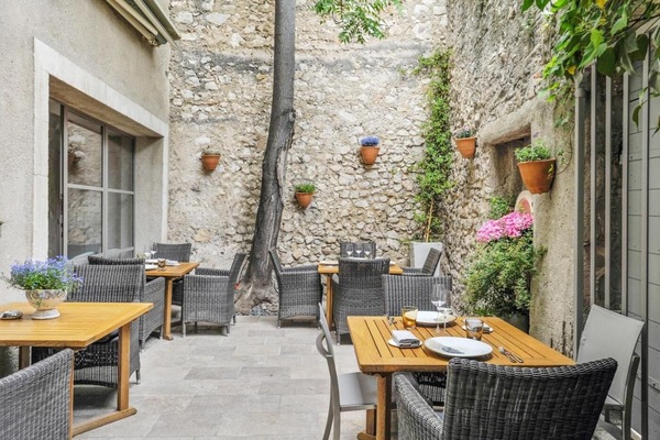 Lunch and dinner served