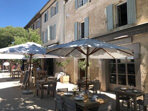 Lunch and dinner served - L'Oiseau qui Chante (Eygalieres)