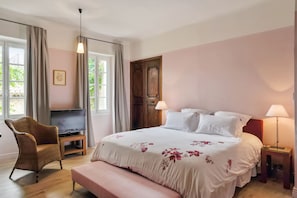 Chambre double (Rose) | Décor unique, ameublement unique, rideaux d’obscurcissement