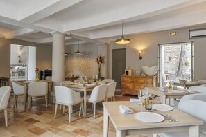 Lunch and dinner served