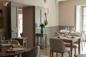 Café da manhã continental todos os dias (EUR 20 por pessoa) 