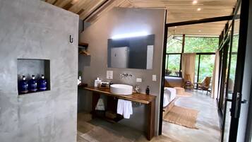 1 slaapkamer, een kluis op de kamer, een strijkplank/strijkijzer