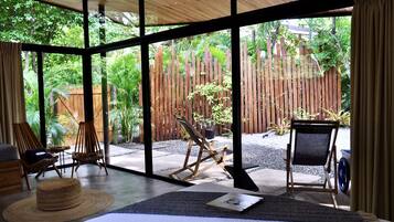 1 slaapkamer, een kluis op de kamer, een strijkplank/strijkijzer