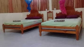 Habitación cuádruple familiar | Escritorio, espacio para trabajar con laptop y ropa de cama