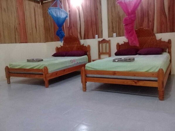 家庭四人房 | 書桌、筆電工作空間、床單