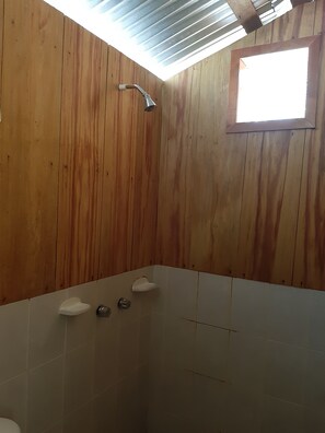 Family Quadruple Room | Bathroom | Shower, towels, soap, shampoo - Cabaña Ach Winik (Ocosingo)