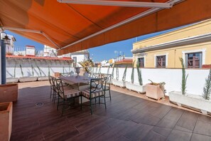 Outdoor dining - Duplex penthouse with 70 m terrace (Sevilla)