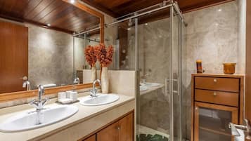 Een bad/douchecombinatie, een haardroger, een bidet, handdoeken