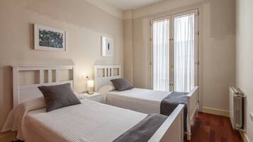 3 slaapkamers, geluiddichte muren, een strijkplank/strijkijzer