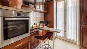 A kitchen with a Bosch oven, a microwave, and a marble countertop. - Duplex penthouse with 70 m terrace (Sevilla)