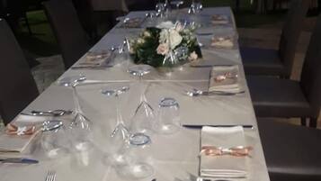 Aperto a pranzo e cena, cucina locale